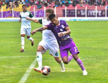 El jugador de Real Potosí, Gonzalo Añasgo, controla el balón.