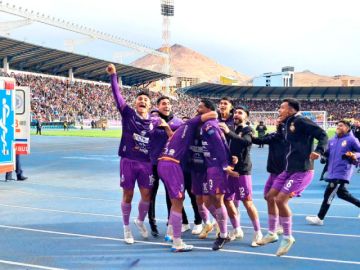 Real Potosí golea y pone un pie en la división profesional