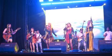 FIC: Noche folclórica femenina en honor al bicentenario reunió a artistas en velada musical