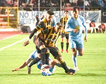 Bolívar gana y sigue en la pelea al título
