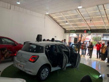 Axel Concesionarios está en el inicio de la avenida Murillo, carril de bajada.