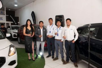 El equipo de Axel Concesionarios en Potosí en la presentación del vehículo.