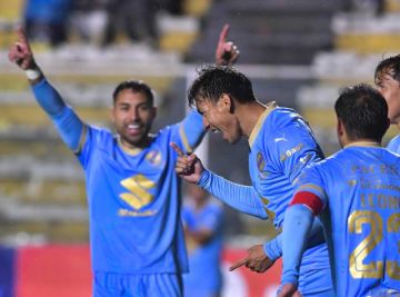Los locales festejan uno de los goles.