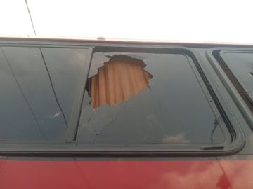 Bus de hinchas de Real Potosí es atacado a pedradas en Santa Cruz