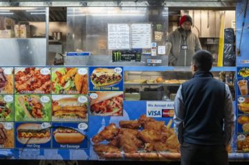 Los vendedores de comida callejera de Nueva York son homenajeados en un museo
