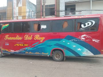 URGENTE: Bus de hinchas de Real Potosí es atacado a pedradas en Santa Cruz