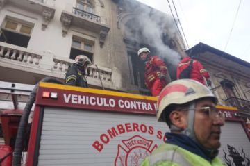 Un voraz incendio arrasa con una casa colonial en zona turística de La Paz