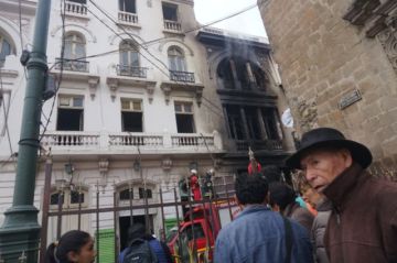 Un voraz incendio arrasa con una casa colonial en zona turística de La Paz