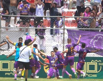 El goleador de Real Potosí, Vladimir Castellón, celebra su gol con sus compañeros.   