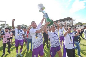 Los jugadores de Real Potosí celebran el título de la Copa Simón Bolívar y el ascenso a la División Profesional.