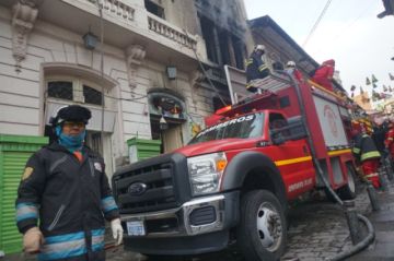 Un voraz incendio arrasa con una casa colonial en zona turística de La Paz
