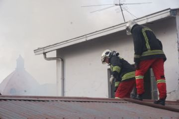 Un voraz incendio arrasa con una casa colonial en zona turística de La Paz