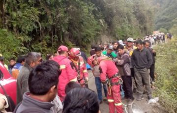 Al menos ocho fallecidos por embarrancamiento de un bus cargado de coca