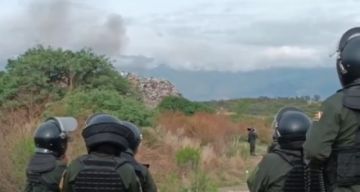 Policía interviene con gases el bloqueo al botadero de Colcapirhua