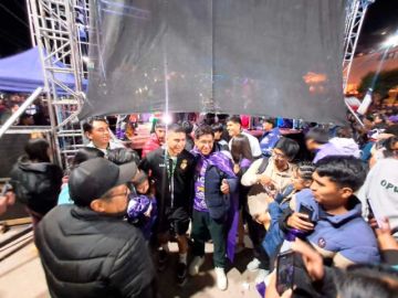 Los hinchas lilas se sacan fotos con los jugadores.