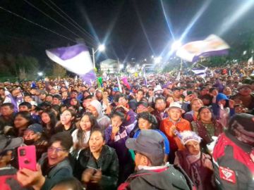 Miles de hinchas lilas recibieron a los jugadores de Real Potosí.