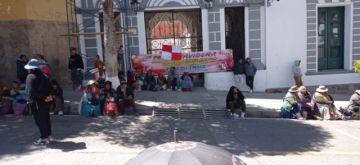 Comerciantes navideños bloquean accesos a la plaza 10 de Noviembre en Potosí 