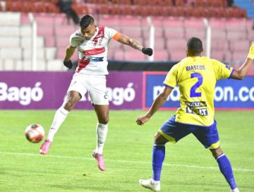 William Álvarez (i) trata de eludir a su marcador.