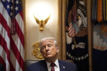 Trump dice que Maduro tiene los «días contados» y Venezuela promete defenderse