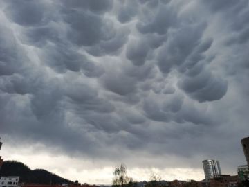 Espectáculo en el cielo de Sucre: Nubes “mammatus” sorprenden y alertan sobre posible tormenta
