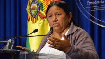 Piden revocar detención domiciliaria de la exministra Achacollo