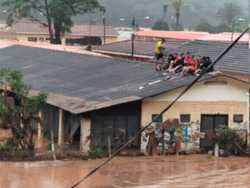 Alerta en El Torno por el desborde del río: Reportan casas inundadas y personas aisladas