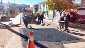 Alcaldía continúa con la construcción de pavimentos y trabajos de bacheos