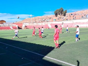 Un jugador de Villa Imperial intenta controlar la pelota.