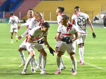 Los locales celebran el gol de la victoria.