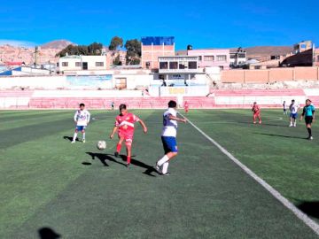 Un jugador de Villa Imperial intenta controlar la pelota.