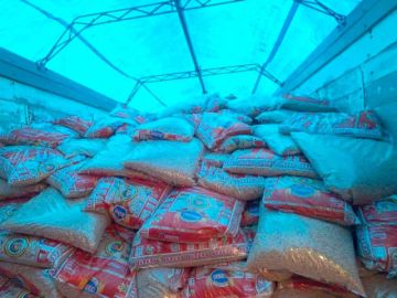 Entregan alimentos a las familias afectadas por desastres naturales