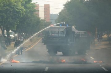 La Policía de Honduras usa cañones de agua contra una protesta de militantes del oficialismo
