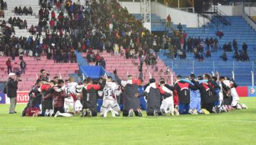 Los jugadores de la banda roja celebran su clasificación.