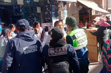 Comerciantes copan las calles y aceras con diferentes productos a la venta