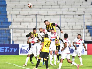 Uno de los ataques de los aurinegros.