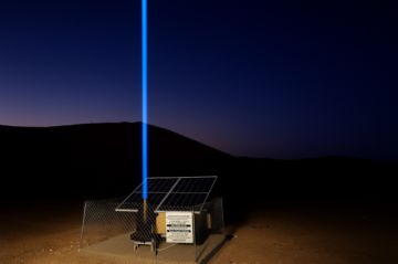 Arabia Saudita instala balizas de láseres alimentadas por energía solar para guiar a los viajeros a fuentes de agua