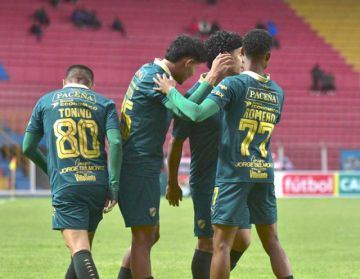 Los celestes festejan uno de los goles.