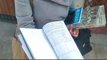 Apedrean la casa de una  maestra para forzarla a  aprobar a un estudiante