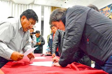 Paz enfrenta primer paro, que debilita al acordar con choferes