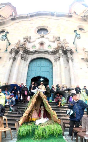 Llegaron a las gradas de la Catedral donde había un nacimiento.