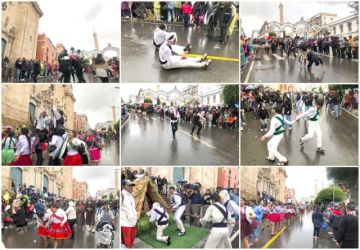 Los danzarines bailaron con destreza y mucha alegría a pesar de la fuerte lluvia.