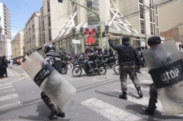La marcha de la Central Obrera Boliviana (COB) intentó rebasar a la fuerza pública en el intento de ingreso a plaza Murillo