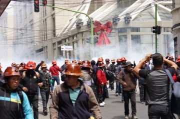 Estalla enfrentamiento entre manifestantes y la Policía cerca a la plaza Murillo