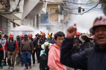 La marcha de la Central Obrera Boliviana (COB) intentó rebasar a la fuerza pública en el intento de ingreso a plaza Murillo