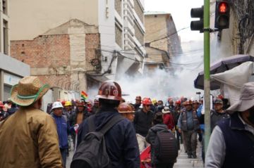 La marcha de la Central Obrera Boliviana (COB) intentó rebasar a la fuerza pública en el intento de ingreso a plaza Murillo