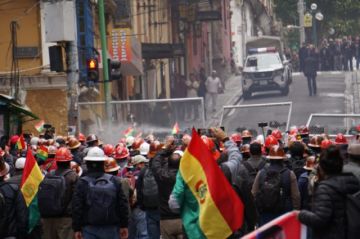La marcha de la Central Obrera Boliviana (COB) intentó rebasar a la fuerza pública en el intento de ingreso a plaza Murillo