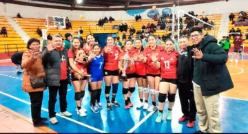 El plantel de Voley Club Cap-Vip, campeón en honor damas.