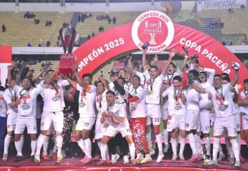 El primer plantel levanta en alto el trofeo de caampeón.