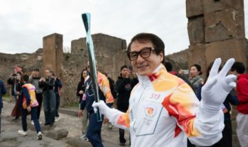 Jackie Chan lleva la antorcha olímpica de Milán-Cortina para los juegos de invierno