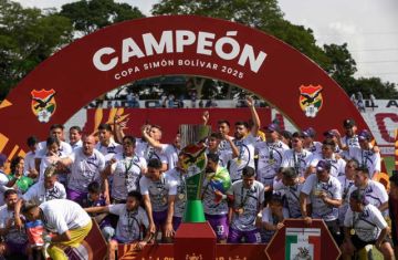 El plantel en la ceremonia de premiación de la Copa Simón Bolívar.